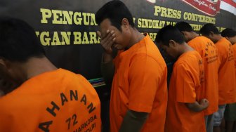 Petugas menunjukkan tersangka dan barang bukti berupa narkoba jenis sabu dan ekstasi saat rilis kasus penggagalan penyelundupan narkoba dari Malaysia di Bareskrim Polri, Jakarta, Jumat (20/9). [Suara.com/Angga Budhiyanto]