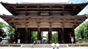 Gerbang Nandaimon di depan kompleks Kuil Todaiji (Wikimedia Commons Jakubhal)