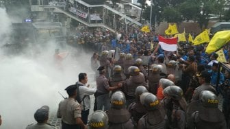 Demo Mahasiswa di Makassar Rusuh, Polisi Tembak Gas Air Mata, Asap Mengepul