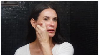 Demi Moore di Usia 60 Tahun, Tetap Nampak Awet Muda karena Terapkan Hal Ini