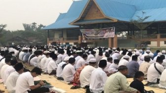 Kabut Asap, Polisi dan Warga Bathin Solapan Gelar Salat Istisqa