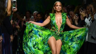 Jennifer Lopez Kembali Kenakan Gaun yang Memantik Lahirnya Google Images