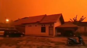 Langit Jambi Berubah Kuning Kemerahan Akibat Asap Pekat Kebakaran Hutan