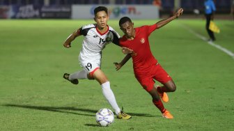 Pemain Timnas Indonesia U-16 Alexandro Felix berebut bola dengan Pemain Timnas Brunei Darussalam U-16 pada laga Kualifikasi Piala AFC U-16 2020 di Stadion Madya, Jakarta, Jumat (20/9). [Suara.com/Arya Manggala]