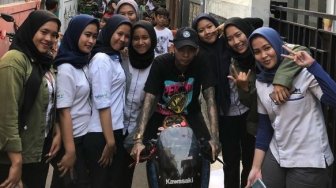 Naik Kawasaki Ninja Dan Dikelilingi Cewek Young Lex Sindir Fenomena Ini