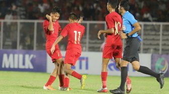 Pemain Timnas Indonesia U-16 melakukan selebrasi usai mencetak gol ke gawang Timnas Brunei Darussalam U-16 pada laga Kualifikasi Piala AFC U-16 2020 di Stadion Madya, Jakarta, Jumat (20/9). [Suara.com/Arya Manggala]