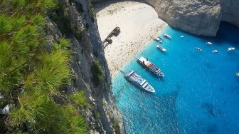 Perpaduan Laut Biru dan Bangkai Kapal, Potret Cantiknya Pantai Navagio