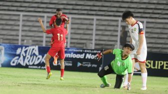 Pemain Timnas Indonesia U-16 melakukan selebrasi usai mencetak gol ke gawang Timnas Brunei Darussalam U-16 pada laga Kualifikasi Piala AFC U-16 2020 di Stadion Madya, Jakarta, Jumat (20/9). [Suara.com/Arya Manggala]