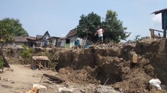 Bantaran Bengawan Solo Longsor 10 Meter, Tujuh Rumah di Lamongan Rusak