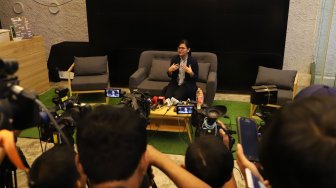 Sekretaris Jendral PSSI, Ratu Tisha saat menggelar jumpa pers terkait pencalonan Indonesia sebagai tuan rumah Piala Dunia U-20 pada tahun 2021 di Garuda Store, Gelora Bung Karno, Jakarta [Suara.com/Angga Budhiyanto]