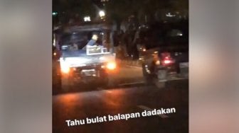 Tak Cuma Sibuk Jualan, Begini Kocaknya saat Pick-Up Tahu Bulat Ikut Balapan