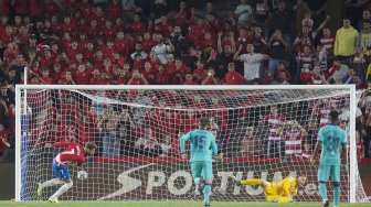 Gelandang Spanyol Alvaro Vadillo menembakkan tendangan penalti dan mencetak gol selama pertandingan sepak bola liga Spanyol antara Granada melawan Barcelona di Stadion Nuevo Los Carmenes, Granada, Spanyol, Minggu (22/9) dini hari WIB. [GUERRERO JORGE / AFP]