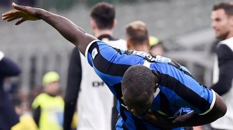 Pemain depan Inter Milan Romelu Lukaku melakukan selebrasi usai mencetak gol selama pertandingan sepak bola Serie A Italia AC Milan melawan Inter Milan di Stadion San Siro Milan, Italia, Minggu (22/9) dini hari WIB. [Marco Bertorello / AFP]