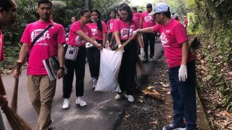 GenBI Bali Bersama 14 Mantan Miss Universe Bersihkan Sampah Plastik