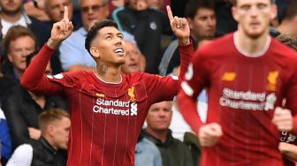 Gelandang Liverpool Roberto Firmino merayakan golnya setelah mencetak gol kedua selama pertandingan sepak bola Liga Inggris antara Chelsea melawan Liverpool di Stamford Bridge, London, Inggris, Minggu (22/9). [OLLY GREENWOOD / AFP]
