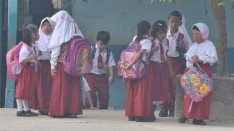 Sejumlah siswa bersiap pulang usai mendapat pengumuman sekolah diliburkan, di SD Negeri 130 Palembang, Sumsel, Senin (23/9). [ANTARA FOTO/Feny Selly]
