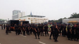 Tunggu Demo Mahasiswa, Pasukan Brimob Sudah Bersiap di DPR