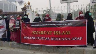 Sekelompok Wanita Promosi Syariat Islam Solusi Bencana Asap, Uki PSI Geram