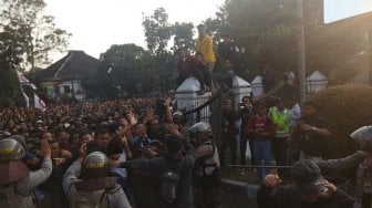 Aksi Mahasiswa Tolak UU KPK dan RKUHP di Bandung Ricuh