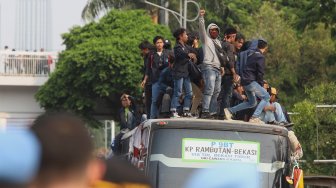 Sejumlah mahasiswa dari berbagai perguruan tinggi melakukan aksi unjuk rasa di depan gedung DPR RI, Jakarta, Senin (23/9). [Suara.com/Angga Budhiyanto]
