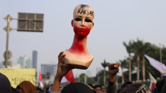 Sejumlah mahasiswa dari berbagai perguruan tinggi melakukan aksi unjuk rasa di depan gedung DPR RI, Jakarta, Senin (23/9). [Suara.com/Angga Budhiyanto]
