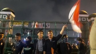 Pagar Gedung DPR Jebol! Mahasiswa Kibarkan Bendera di Area Dalam