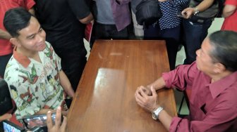 Gibran Rakabuming Raka mengurus pembuatan kartu tanda anggota (KTA) di kantor DPC PDI Perjuangan (PDIP) Jalan Hasanudin nomor 26, Kecamatan Purwosari, Keluruhan Banjarsari, Solo, Jawa tengah Senin (23/9). [Suara.com/Ari Purnomo]