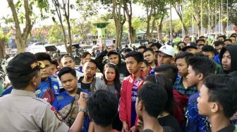 Banjiri Stadion Gelora Delta Sidoarjo, Pendukung Persib Dihadang Polisi