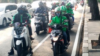 Jalur khusus sepeda di Jalan Imam Bonjol, Jakarta Pusat, diserobot oleh pengendara sepeda motor, Senin (22/9).[Suara.com/Oke Atmaja]