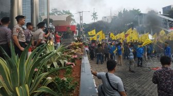 Massa Lempar Kayu ke Gedung KPK, Polisi Diam dan Malah Menghindar