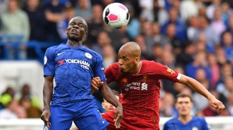 Gelandang Chelsea N'Golo Kante (kiri) bersaing dengan pemain tengah Liverpool asal Fabinho (kanan) selama pertandingan sepak bola Liga Inggris antara Chelsea melawan Liverpool di Stamford Bridge, London, Inggris, Minggu (22/9). [OLLY GREENWOOD / AFP]