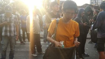 Usai Demo #GejayanMemanggil, Sekar dan Mahasiswa Lain Punguti Sampah