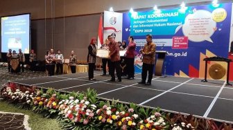 Kemnaker Raih Penghargaan Terbaik II JDIHN Award 2019