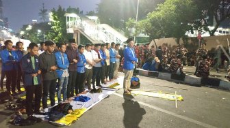 Masih Bertahan, Sebagian Massa Pro UU KPK Baru Salat Maghrib di KPK