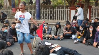 Mahasiswa Papua Baca Puisi 'Ado Mamayo' di Aksi Gejayan Memanggil