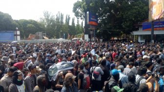 Ribuan mahasiswa turun ke jalan untuk memenuhi aksi yang bertajuk 'Gejayan Memanggil' di pertigaan Colombo, Yogyakarta, Jawa Tengah, Senin (23/9).[Suara.com/Eleonora Padmasta Ekaristi Wijana]
