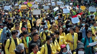 Mahasiswa dari berbagai perguruan tinggi berunjuk rasa menolak UU KPK hasil revisi dan RUU KUHP, di Gedung DPRD Jateng, Semarang, Jawa Tengah, Selasa (24/9).  [ANTARA FOTO/R. Rekotomo]
