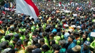 Mahasiswa dari berbagai perguruan tinggi berunjuk rasa menolak UU KPK hasil revisi dan RUU KUHP, di Gedung DPRD Jateng, Semarang, Jawa Tengah, Selasa (24/9).  [ANTARA FOTO/R. Rekotomo]
