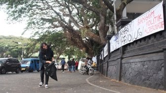 Demo Kelar, Mahasiswi Malang Punguti Sampah