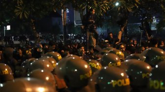 Barikade pengamanan dari petugas kepolisian saat aksi unjuk rasa mahasiswa di depan gedung DPR RI, Jakarta, Senin (23/9/2019). [Suara.com / Angga Budhiyanto]