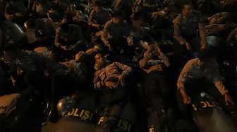 Personel Polisi pun Bertahan di Depan Gedung DPR RI