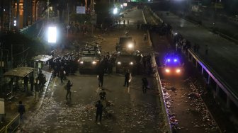 Suasana ricuh di depan Gedung DPR, Jakarta, Selasa (24/9). [Suara.com/Arya Manggala]