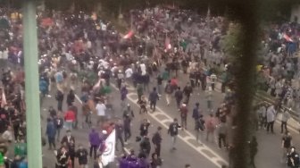 Anak SMA Ikut Demo di Depan Gedung DPR, Mereka Berlarian Bakar Semangat