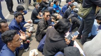 Ada Bagi-bagi Nasi Bungkus di Demo Mahasiswa Depan DPR, Lauknya Tempe Orek