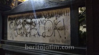 Demo Mahasiswa Malang Tinggalkan Kata Makian di Papan Nama DPRD