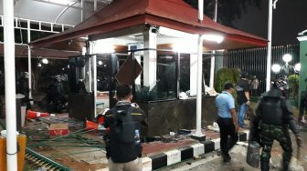 Makin Chaos! Setelah Robohkan Gerbang DPR, Mahasiswa Hancurkan Pos Pamdal