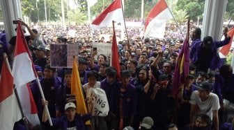 Aksi Mahasiswa di Tasikmalaya, Gapura DPRD Roboh dan Kaca Gedung Pecah