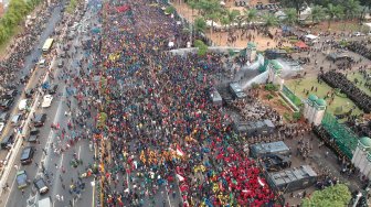 Ditembaki Gas Air Mata, Mahasiswa Bakar Barrier Pembatas Jalan