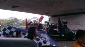 Demo Rusuh DPR Meluas, Mahasiswa Rusak Pos Polisi di Senayan