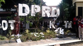 Ricuh Unjuk Rasa Mahasiswa di Solo, Sejumlah Fasilitas Gedung DPRD Rusak